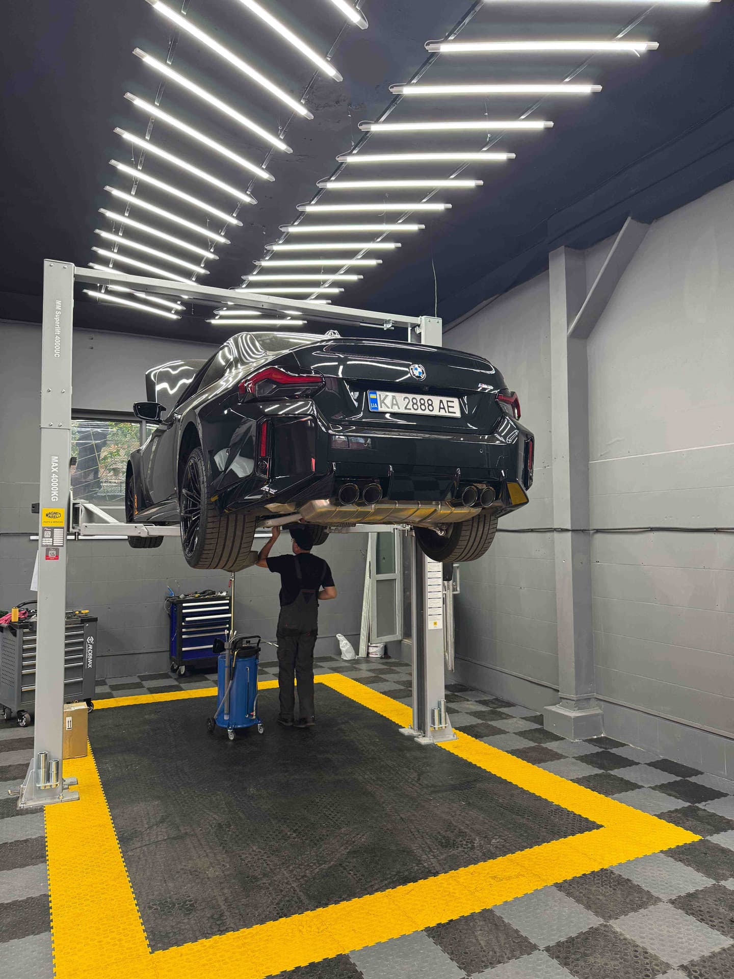 BMW M2 на підйомнику в боксі DSC BMW Service