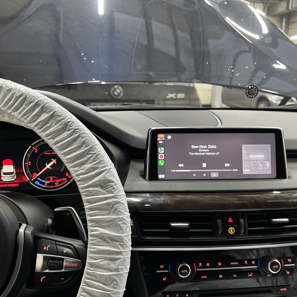 BMW X — панель приладів і CarPlay
